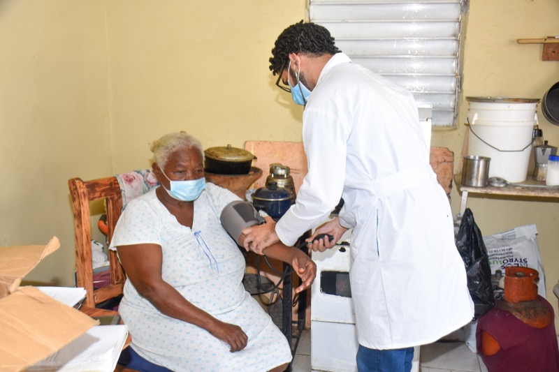 Unidad Medica del CONAPE evaluá adulto mayor con psoriasis en la piel