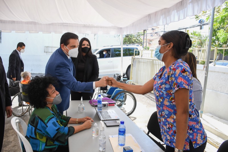 Ministro de Salud Publica Inoculo Adulta Mayor en CONAPE