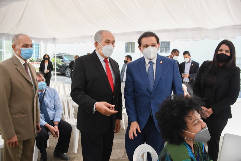 Ministro de Salud Publica Inoculo Adulta Mayor en CONAPE
