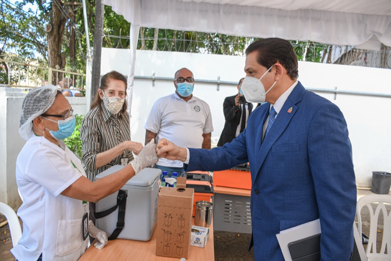 Ministro de Salud Publica Inoculo Adulta Mayor en CONAPE