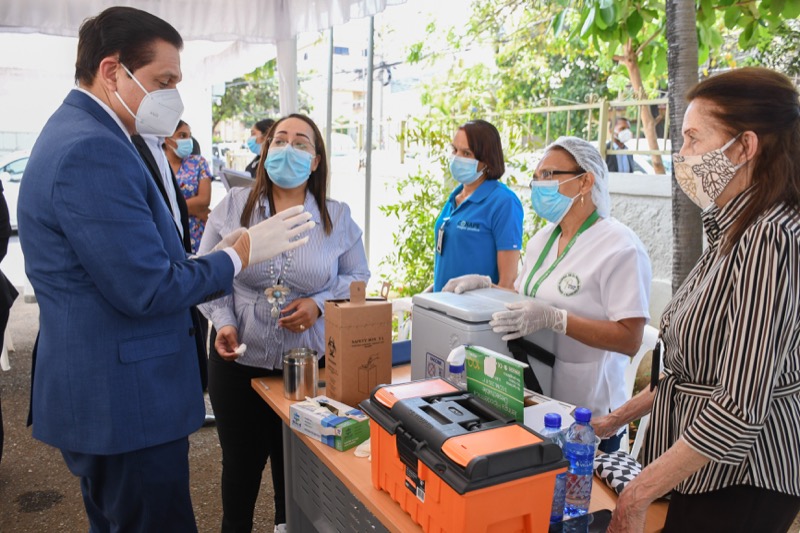 Ministro de Salud Publica Inoculo Adulta Mayor en CONAPE