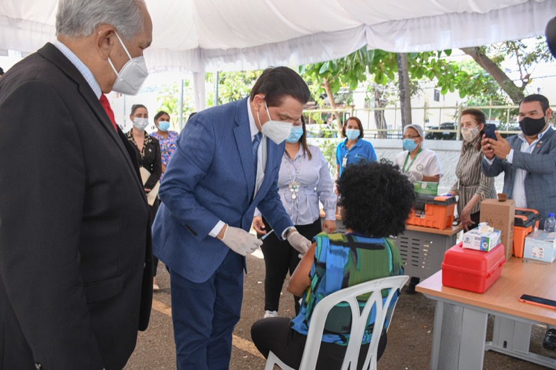 Ministro de Salud Publica Inoculo Adulta Mayor en CONAPE