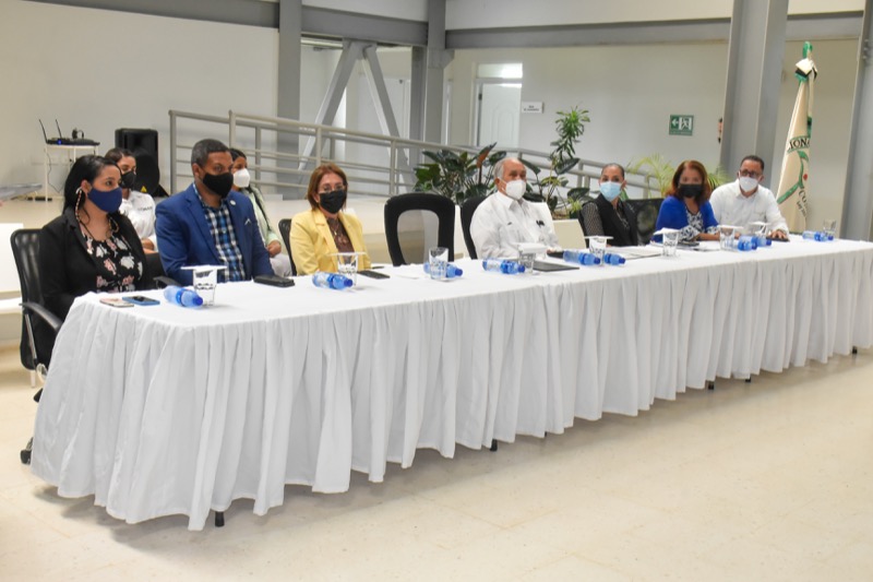 CONAPE entrega vehículos a asilos y entidades que asisten a envejecientes 