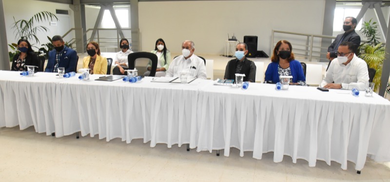 CONAPE entrega vehículos a asilos y entidades que asisten a envejecientes 