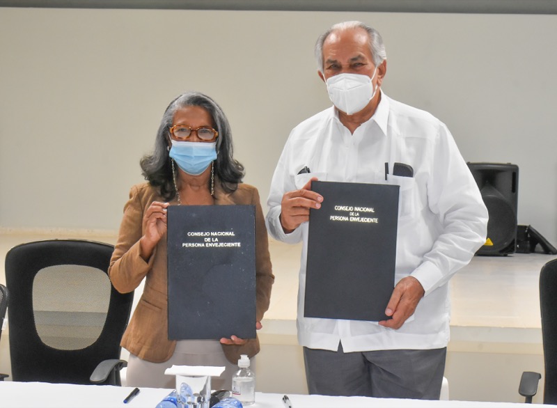 CONAPE entrega vehículos a asilos y entidades que asisten a envejecientes 