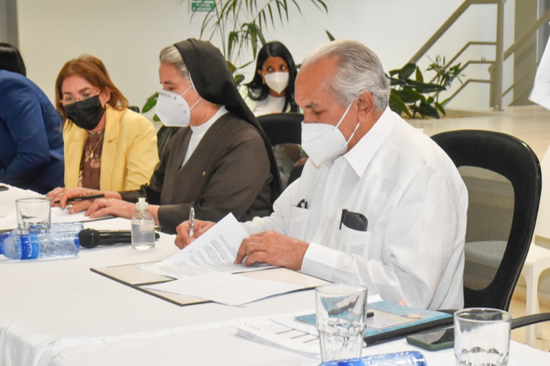 CONAPE entrega vehículos a asilos y entidades que asisten a envejecientes 