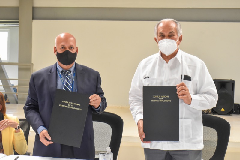 CONAPE entrega vehículos a asilos y entidades que asisten a envejecientes 