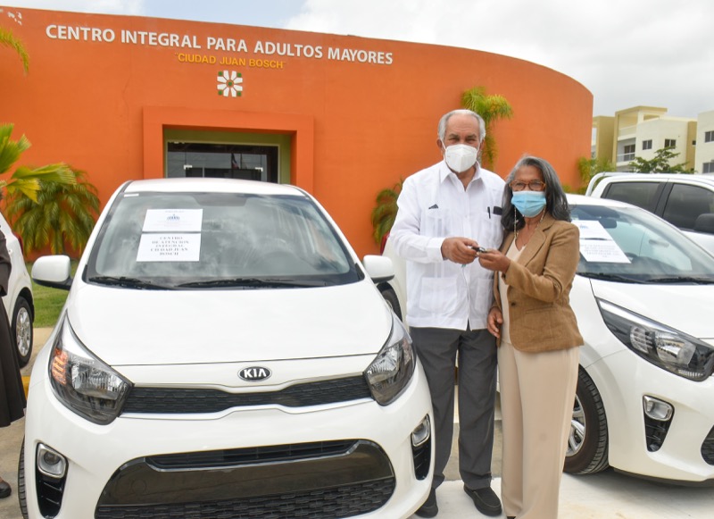 CONAPE entrega vehículos a asilos y entidades que asisten a envejecientes 