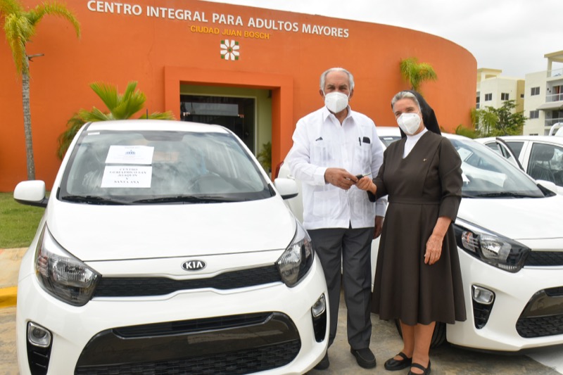 CONAPE entrega vehículos a asilos y entidades que asisten a envejecientes 