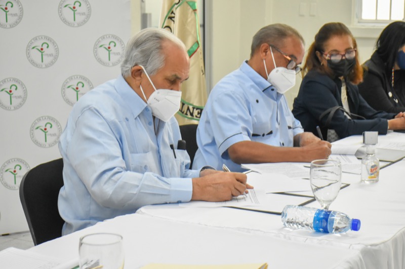 CONAPE entregó un vehículo al Patronato de Asilo para Ancianos de Mao, Inc.