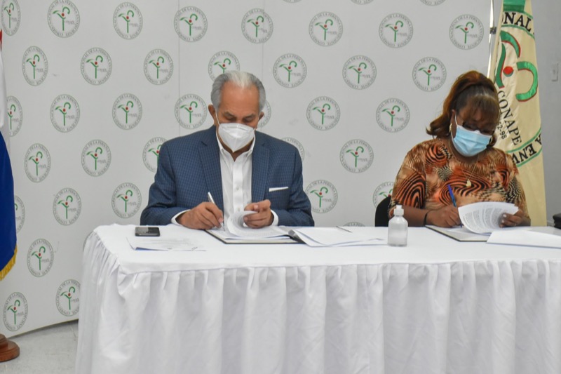 CONAPE suscribe acuerdo con cuatro instituciones brindan servicios a envejecientes