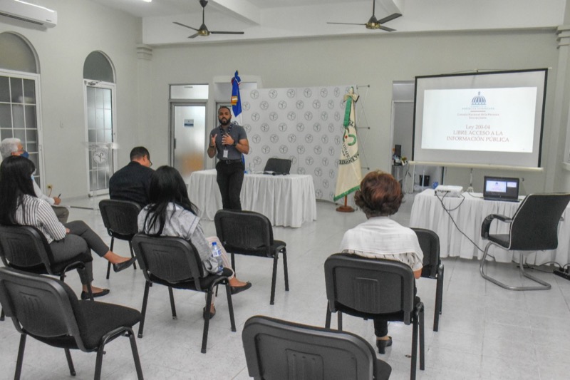 CONAPE imparte charla sobre la Ley 200-04 de Libre Acceso a La Información Pública a sus colaborador