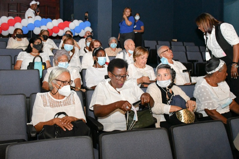 CONAPE canalizo visita de adultos mayores a Bellas Artes para ver obra teatral