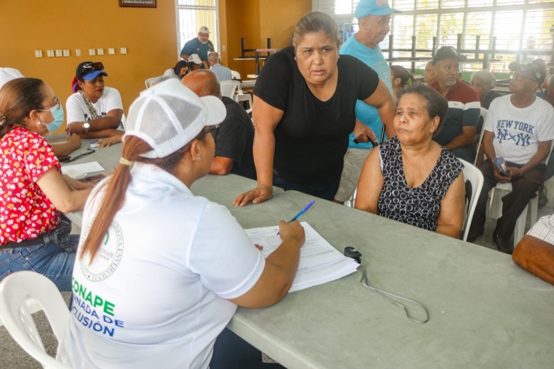 CONAPE asiste adultos mayores de el Puñal y Navarrete en Santiago