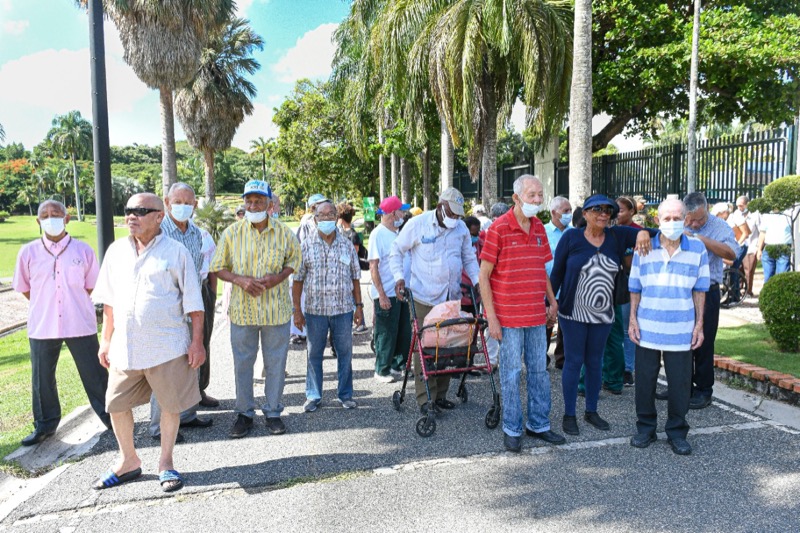 CONAPE realiza recorrido por el Jardín Botánico con Adultos Mayores del Hogar San Francisco de Asís