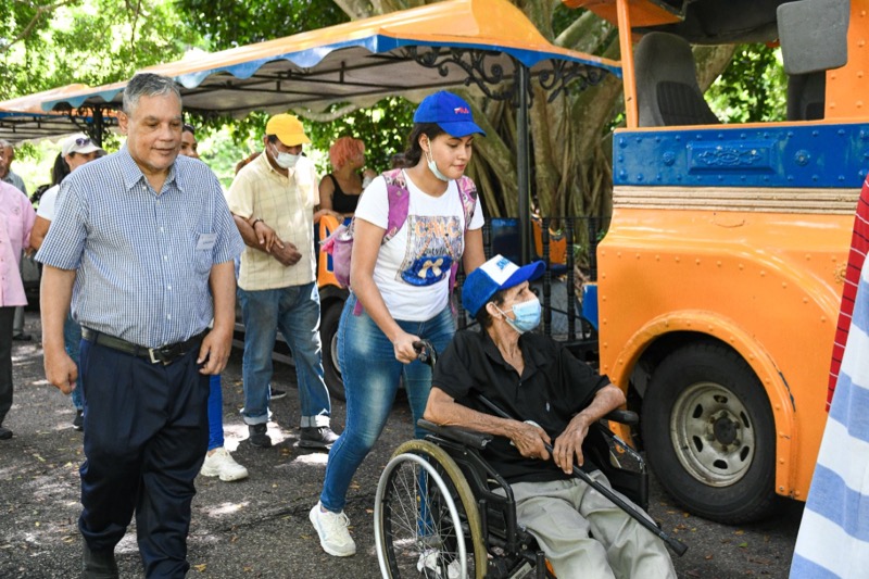 CONAPE realiza recorrido por el Jardín Botánico con Adultos Mayores del Hogar San Francisco de Asís