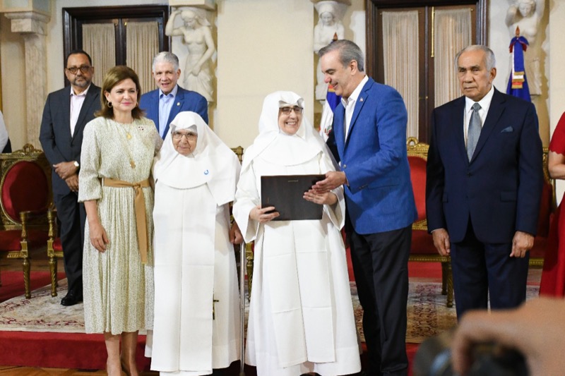 Presiden Luis Abinader y Dir. Ejecutivo de CONAPE, entregan Premio Anual al Envejeciente