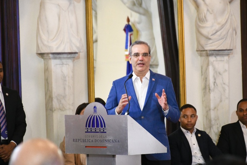 Presiden Luis Abinader y Dir. Ejecutivo de CONAPE, entregan Premio Anual al Envejeciente