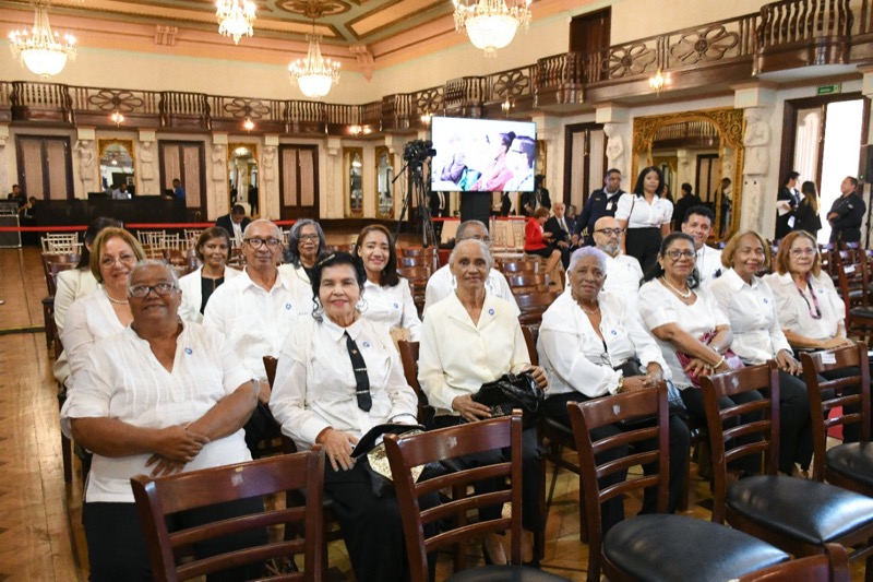 Presiden Luis Abinader y Dir. Ejecutivo de CONAPE, entregan Premio Anual al Envejeciente