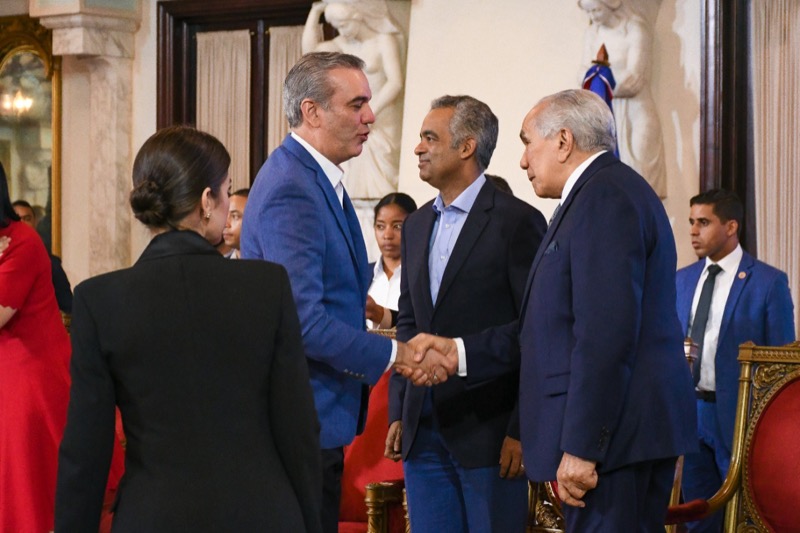 Presiden Luis Abinader y Dir. Ejecutivo de CONAPE, entregan Premio Anual al Envejeciente