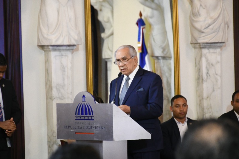 Presiden Luis Abinader y Dir. Ejecutivo de CONAPE, entregan Premio Anual al Envejeciente