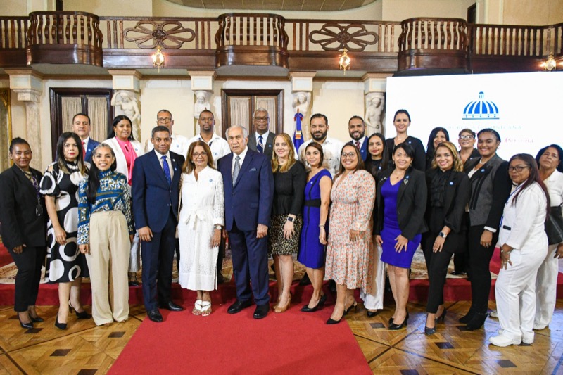 Presiden Luis Abinader y Dir. Ejecutivo de CONAPE, entregan Premio Anual al Envejeciente