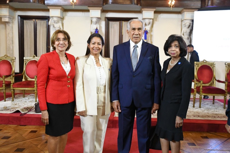 Presiden Luis Abinader y Dir. Ejecutivo de CONAPE, entregan Premio Anual al Envejeciente