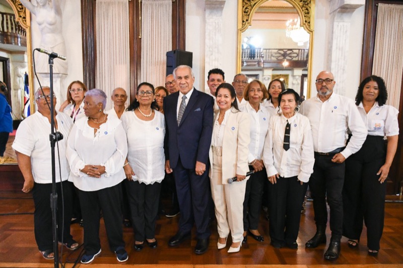 Presiden Luis Abinader y Dir. Ejecutivo de CONAPE, entregan Premio Anual al Envejeciente