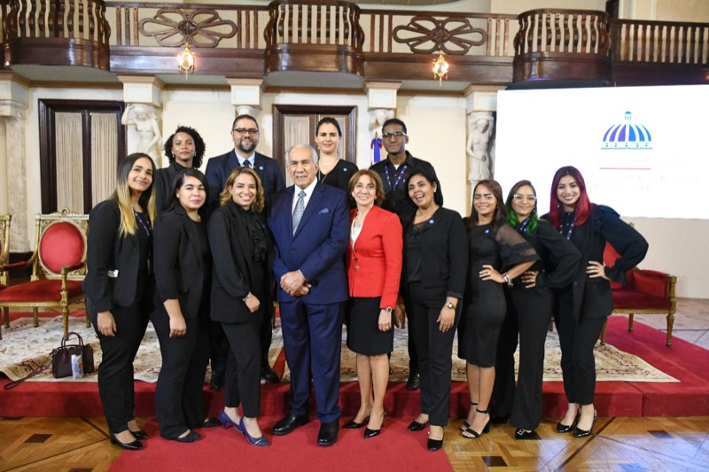 Presiden Luis Abinader y Dir. Ejecutivo de CONAPE, entregan Premio Anual al Envejeciente