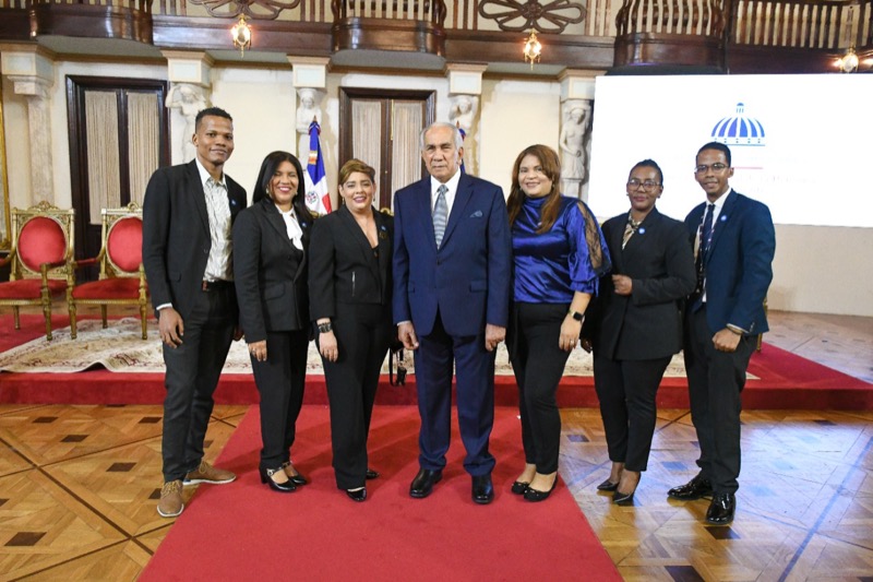 Presiden Luis Abinader y Dir. Ejecutivo de CONAPE, entregan Premio Anual al Envejeciente