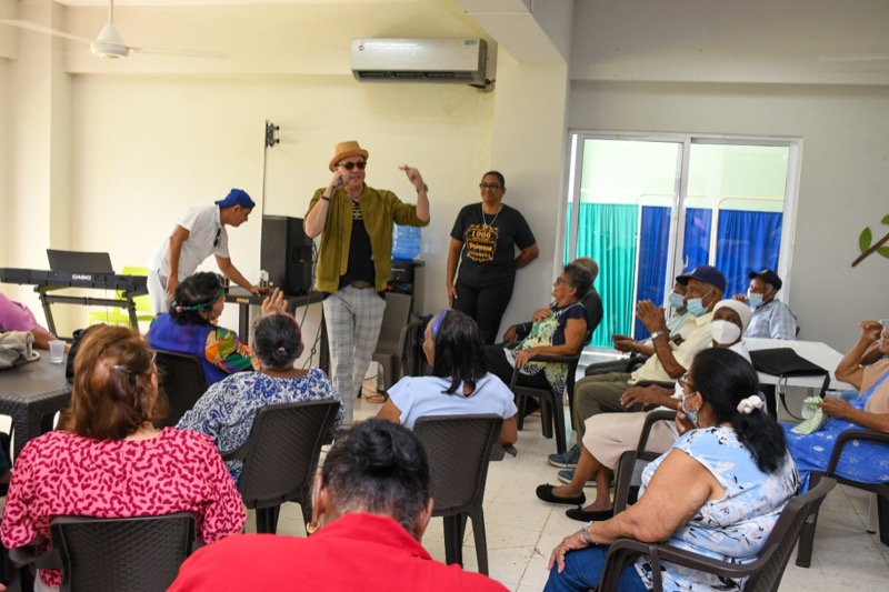 CONAPE realiza actividad con Monchy Capricho para adultos mayores del Centro Ciudad Juan Bosch