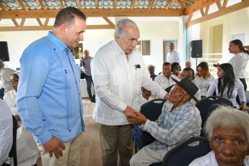 El Presidente, el Obispo de Barahona y el Director Ejecutivo de Conape, inauguran hogar permanente