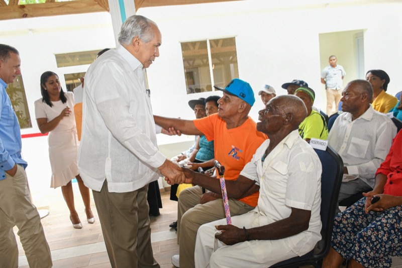 El Presidente, el Obispo de Barahona y el Director Ejecutivo de Conape, inauguran hogar permanente