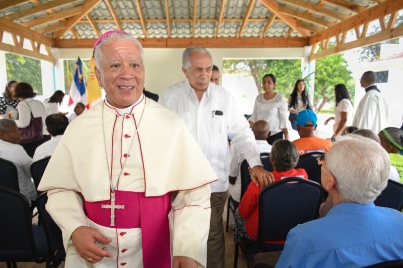 El Presidente, el Obispo de Barahona y el Director Ejecutivo de Conape, inauguran hogar permanente