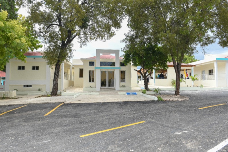El Presidente, el Obispo de Barahona y el Director Ejecutivo de Conape, inauguran hogar permanente