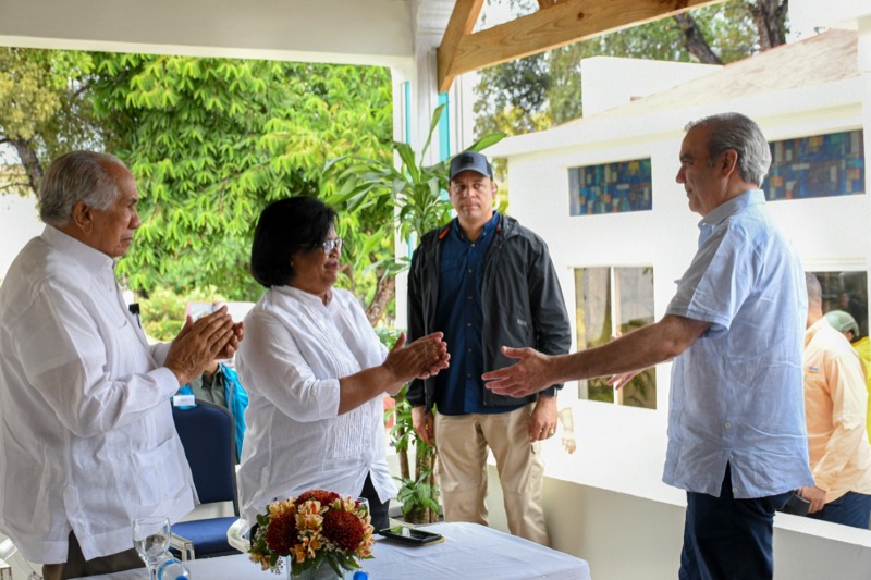 El Presidente, el Obispo de Barahona y el Director Ejecutivo de Conape, inauguran hogar permanente