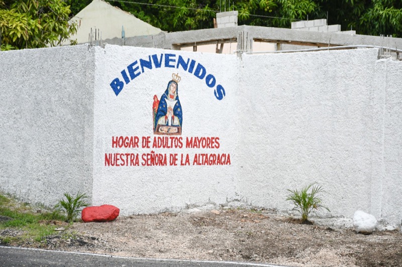 El Presidente, el Obispo de Barahona y el Director Ejecutivo de Conape, inauguran hogar permanente