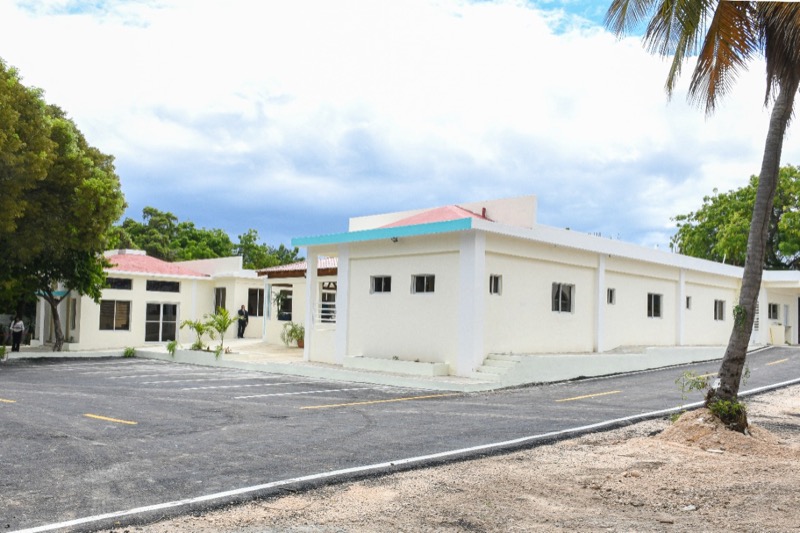 El Presidente, el Obispo de Barahona y el Director Ejecutivo de Conape, inauguran hogar permanente