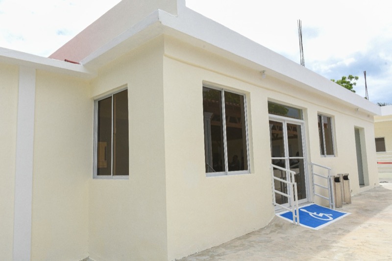 El Presidente, el Obispo de Barahona y el Director Ejecutivo de Conape, inauguran hogar permanente