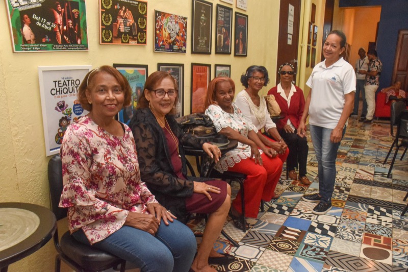 CONAPE asiste al Teatro Guloya junto a adultos mayores donde disfrutaron de la obra La vida es sueño