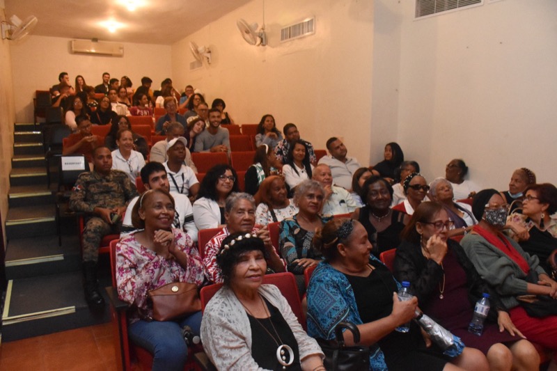 CONAPE asiste al Teatro Guloya junto a adultos mayores donde disfrutaron de la obra La vida es sueño