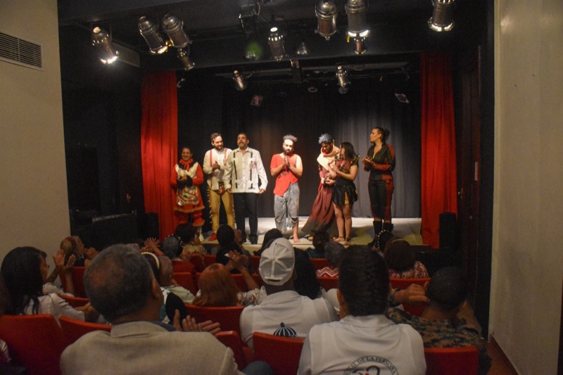CONAPE asiste al Teatro Guloya junto a adultos mayores donde disfrutaron de la obra La vida es sueño