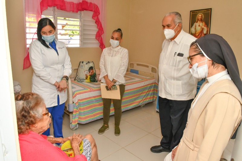 Director Ejecutivo de CONAPE visita al Hogar de Ancianos Desvalidos La Santisima Trinidad en Moca