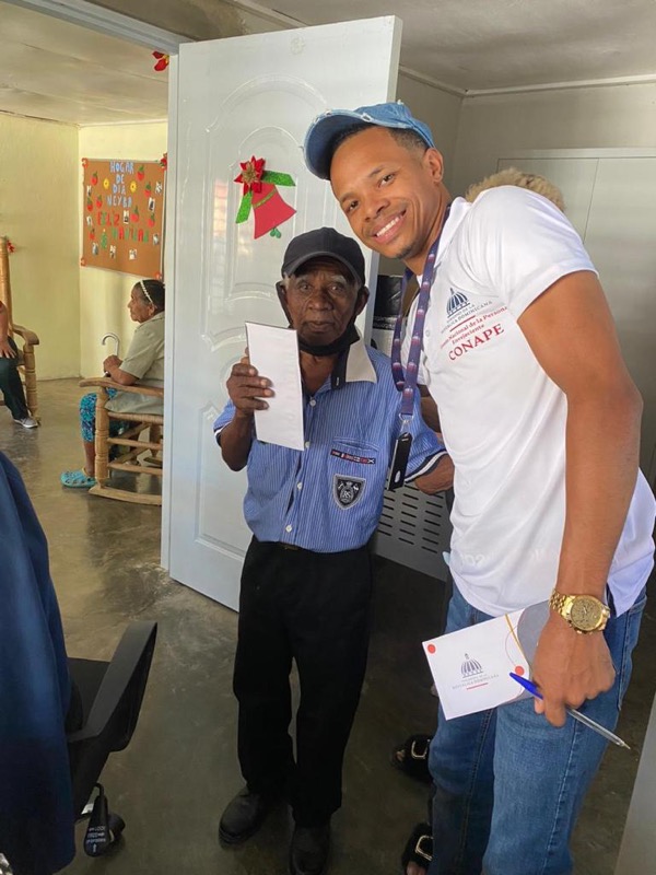 CONAPE celebra la navidad con adultos mayores en centros diurnos
