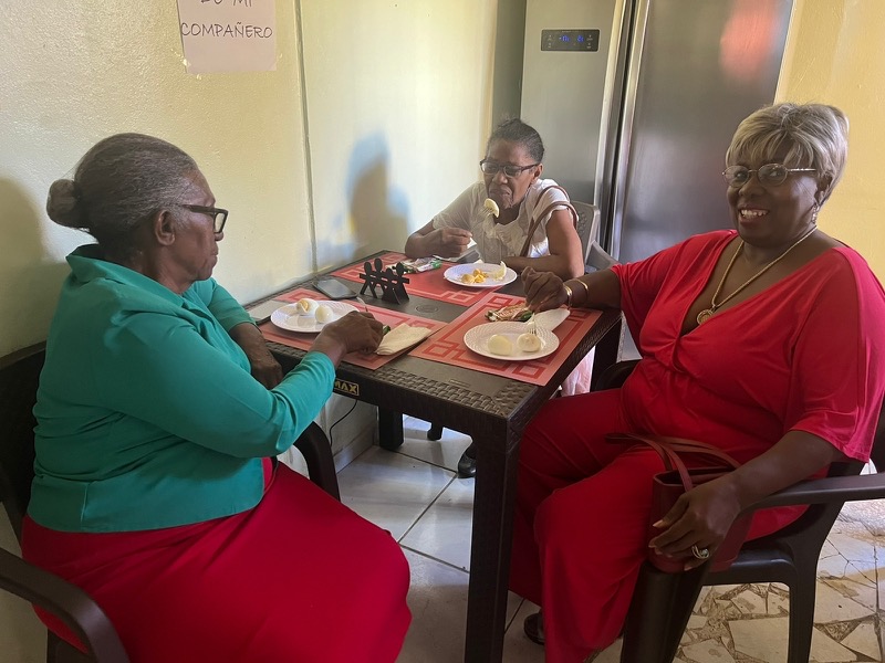 CONAPE celebra la navidad con adultos mayores en centros diurnos