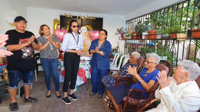 CONAPE celebra cumpleaños numero 100 a envejeciente