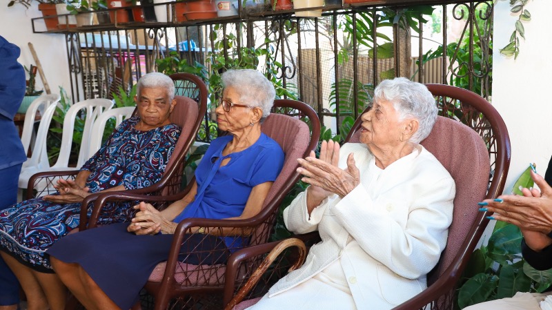 CONAPE celebra cumpleaños numero 100 a envejeciente