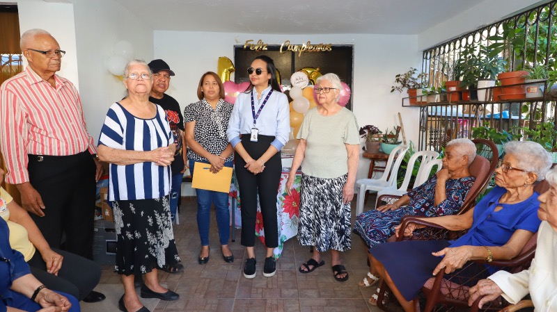 CONAPE celebra cumpleaños numero 100 a envejeciente