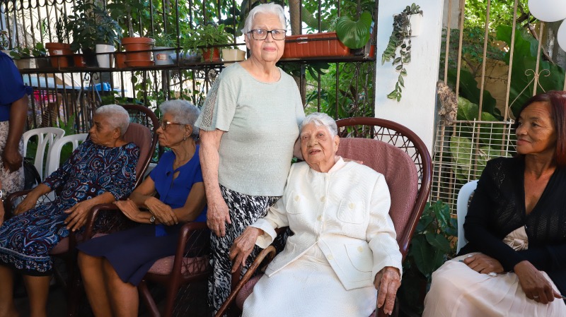 CONAPE celebra cumpleaños numero 100 a envejeciente
