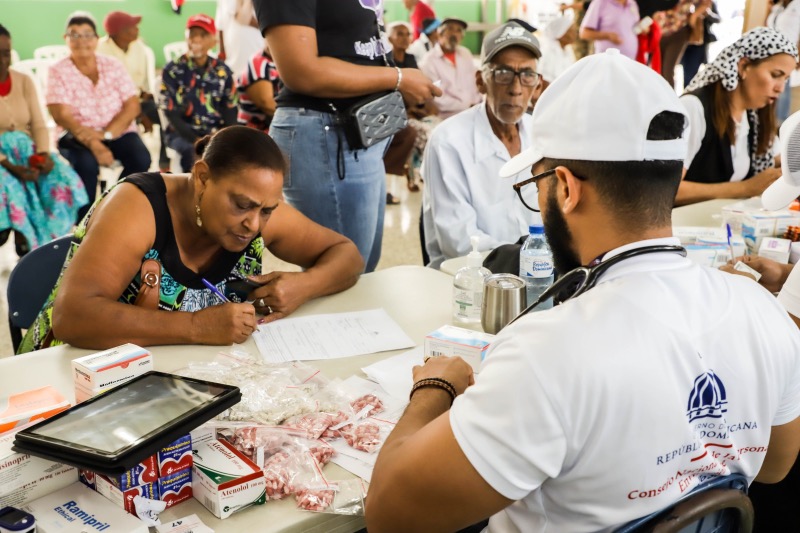 CONAPE lleva soluciones a envejecientes de Espaillat Programa Primero Tú